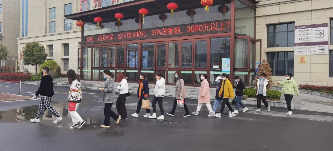 鄭州西區(qū)中醫(yī)院百余人醫(yī)護(hù)團(tuán)隊(duì)再出征，增援我市全民核酸檢測(cè)！