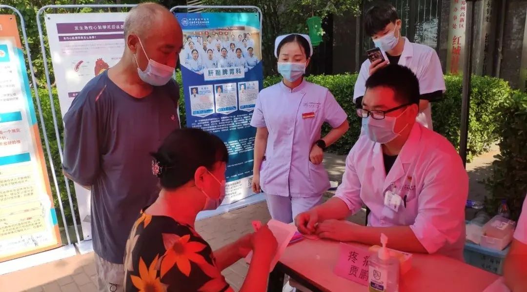 高溫酷暑難耐，鄭州西區(qū)中醫(yī)院黨員下社區(qū)義診不停歇！