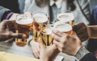 酒后臉白、臉紅，和酒量有關(guān)？其實是肝臟的“受損信號”！