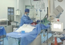 65歲大爺帶孫子玩耍，身體不會(huì)動(dòng)了！提醒：這些情況要注意！