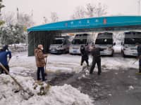 風(fēng)雪中守護(hù)，鄭西職工掃雪除冰，保障就醫(yī)安全