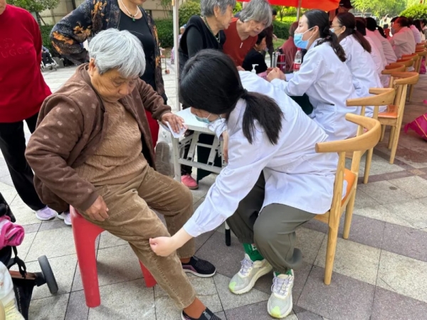 貼心！專家義診送健康，家門口享受醫(yī)療服務(wù)