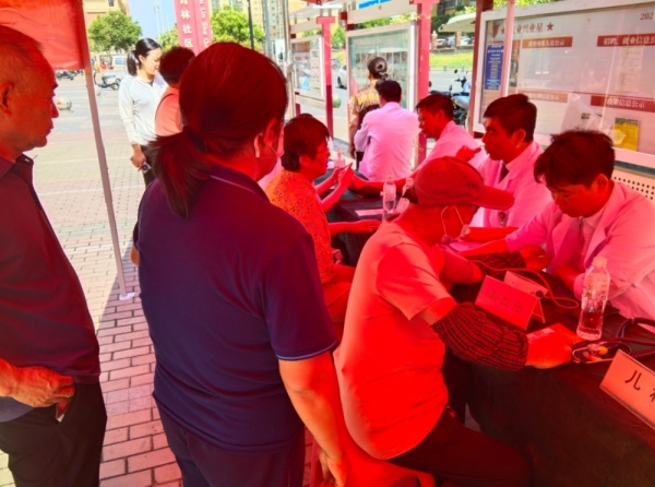 義診助力快樂成長(zhǎng)，六一共度健康時(shí)光：鄭州西區(qū)中醫(yī)院開展“六一”兒童節(jié)進(jìn)社區(qū)義診活動(dòng)